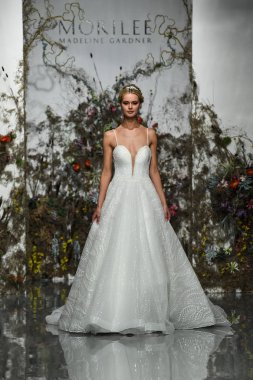 New York, Ny - 11 Nisan: New York Moda Haftası'nda Madeline Gardner İlkbahar 2020 gelinlik defilesi tarafından Morilee sırasında bir model pist yürüyor: Gelinlik Nisan'da 11, 2019 Nyc.