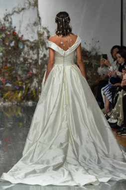 New York, Ny - 11 Nisan: New York Moda Haftası'nda Madeline Gardner İlkbahar 2020 gelinlik defilesi tarafından Morilee sırasında bir model pist yürüyor: Gelinlik Nisan'da 11, 2019 Nyc.