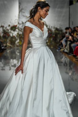 New York, Ny - 11 Nisan: New York Moda Haftası'nda Madeline Gardner İlkbahar 2020 gelinlik defilesi tarafından Morilee sırasında bir model pist yürüyor: Gelinlik Nisan'da 11, 2019 Nyc.