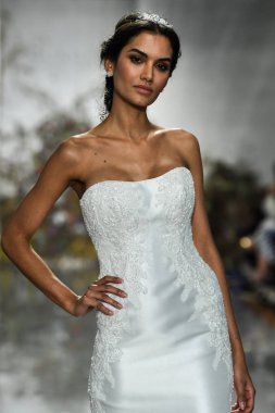 New York, Ny - 11 Nisan: New York Moda Haftası'nda Madeline Gardner İlkbahar 2020 gelinlik defilesi tarafından Morilee sırasında bir model pist yürüyor: Gelinlik Nisan'da 11, 2019 Nyc.