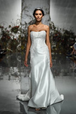 New York, Ny - 11 Nisan: New York Moda Haftası'nda Madeline Gardner İlkbahar 2020 gelinlik defilesi tarafından Morilee sırasında bir model pist yürüyor: Gelinlik Nisan'da 11, 2019 Nyc.