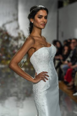 New York, Ny - 11 Nisan: New York Moda Haftası'nda Madeline Gardner İlkbahar 2020 gelinlik defilesi tarafından Morilee sırasında bir model pist yürüyor: Gelinlik Nisan'da 11, 2019 Nyc.