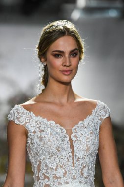 New York, Ny - 11 Nisan: New York Moda Haftası'nda Madeline Gardner İlkbahar 2020 gelinlik defilesi tarafından Morilee sırasında bir model pist yürüyor: Gelinlik Nisan'da 11, 2019 Nyc.