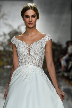 New York, Ny - 11 Nisan: New York Moda Haftası'nda Madeline Gardner İlkbahar 2020 gelinlik defilesi tarafından Morilee sırasında bir model pist yürüyor: Gelinlik Nisan'da 11, 2019 Nyc.