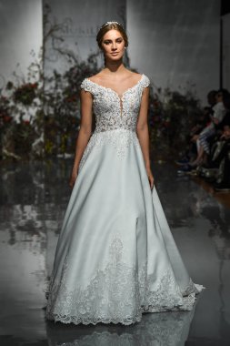 New York, Ny - 11 Nisan: New York Moda Haftası'nda Madeline Gardner İlkbahar 2020 gelinlik defilesi tarafından Morilee sırasında bir model pist yürüyor: Gelinlik Nisan'da 11, 2019 Nyc.