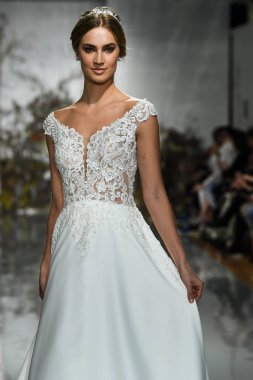 New York, Ny - 11 Nisan: New York Moda Haftası'nda Madeline Gardner İlkbahar 2020 gelinlik defilesi tarafından Morilee sırasında bir model pist yürüyor: Gelinlik Nisan'da 11, 2019 Nyc.