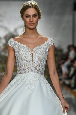 New York, Ny - 11 Nisan: New York Moda Haftası'nda Madeline Gardner İlkbahar 2020 gelinlik defilesi tarafından Morilee sırasında bir model pist yürüyor: Gelinlik Nisan'da 11, 2019 Nyc.