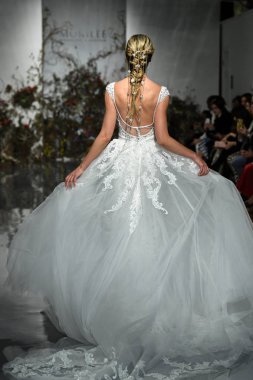 New York, Ny - 11 Nisan: New York Moda Haftası'nda Madeline Gardner İlkbahar 2020 gelinlik defilesi tarafından Morilee sırasında bir model pist yürüyor: Gelinlik Nisan'da 11, 2019 Nyc.