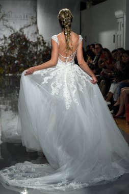 New York, Ny - 11 Nisan: New York Moda Haftası'nda Madeline Gardner İlkbahar 2020 gelinlik defilesi tarafından Morilee sırasında bir model pist yürüyor: Gelinlik Nisan'da 11, 2019 Nyc.