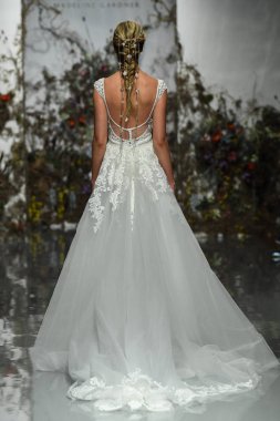 New York, Ny - 11 Nisan: New York Moda Haftası'nda Madeline Gardner İlkbahar 2020 gelinlik defilesi tarafından Morilee sırasında bir model pist yürüyor: Gelinlik Nisan'da 11, 2019 Nyc.