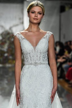 New York, Ny - 11 Nisan: New York Moda Haftası'nda Madeline Gardner İlkbahar 2020 gelinlik defilesi tarafından Morilee sırasında bir model pist yürüyor: Gelinlik Nisan'da 11, 2019 Nyc.