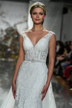 New York, Ny - 11 Nisan: New York Moda Haftası'nda Madeline Gardner İlkbahar 2020 gelinlik defilesi tarafından Morilee sırasında bir model pist yürüyor: Gelinlik Nisan'da 11, 2019 Nyc.