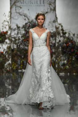 New York, Ny - 11 Nisan: New York Moda Haftası'nda Madeline Gardner İlkbahar 2020 gelinlik defilesi tarafından Morilee sırasında bir model pist yürüyor: Gelinlik Nisan'da 11, 2019 Nyc.