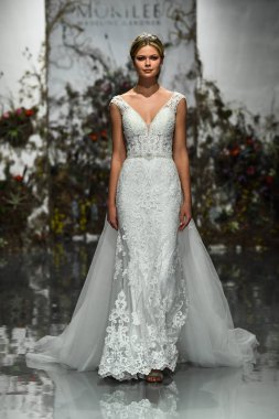 New York, Ny - 11 Nisan: New York Moda Haftası'nda Madeline Gardner İlkbahar 2020 gelinlik defilesi tarafından Morilee sırasında bir model pist yürüyor: Gelinlik Nisan'da 11, 2019 Nyc.