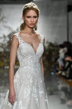 New York, Ny - 11 Nisan: New York Moda Haftası'nda Madeline Gardner İlkbahar 2020 gelinlik defilesi tarafından Morilee sırasında bir model pist yürüyor: Gelinlik Nisan'da 11, 2019 Nyc.