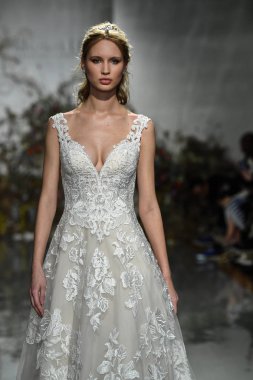 New York, Ny - 11 Nisan: New York Moda Haftası'nda Madeline Gardner İlkbahar 2020 gelinlik defilesi tarafından Morilee sırasında bir model pist yürüyor: Gelinlik Nisan'da 11, 2019 Nyc.