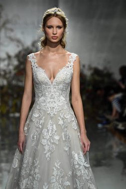 New York, Ny - 11 Nisan: New York Moda Haftası'nda Madeline Gardner İlkbahar 2020 gelinlik defilesi tarafından Morilee sırasında bir model pist yürüyor: Gelinlik Nisan'da 11, 2019 Nyc.