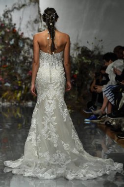 New York, Ny - 11 Nisan: New York Moda Haftası'nda Madeline Gardner İlkbahar 2020 gelinlik defilesi tarafından Morilee sırasında bir model pist yürüyor: Gelinlik Nisan'da 11, 2019 Nyc.