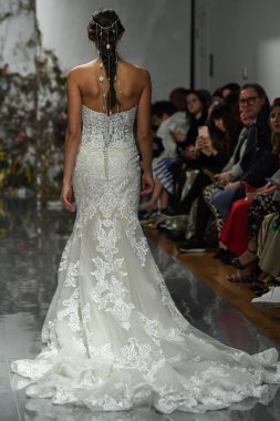 New York, Ny - 11 Nisan: New York Moda Haftası'nda Madeline Gardner İlkbahar 2020 gelinlik defilesi tarafından Morilee sırasında bir model pist yürüyor: Gelinlik Nisan'da 11, 2019 Nyc.