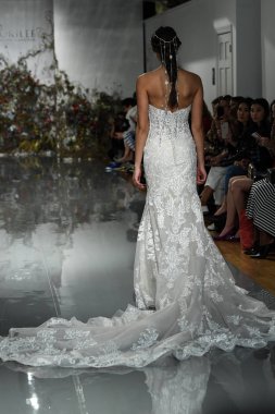 New York, Ny - 11 Nisan: New York Moda Haftası'nda Madeline Gardner İlkbahar 2020 gelinlik defilesi tarafından Morilee sırasında bir model pist yürüyor: Gelinlik Nisan'da 11, 2019 Nyc.