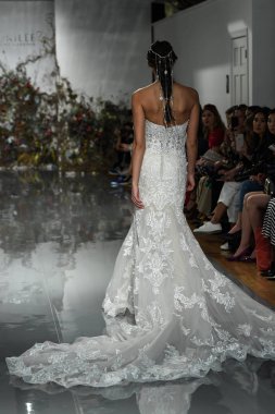 New York, Ny - 11 Nisan: New York Moda Haftası'nda Madeline Gardner İlkbahar 2020 gelinlik defilesi tarafından Morilee sırasında bir model pist yürüyor: Gelinlik Nisan'da 11, 2019 Nyc.