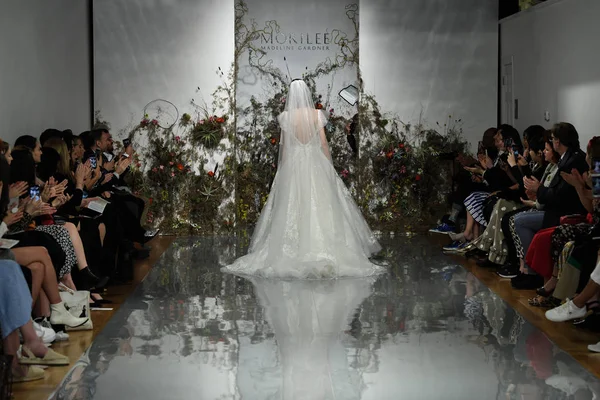 New York, Ny - 11 Nisan: Modeller New York Moda Haftası Madeline Gardner Bahar 2020 gelinlik defile morilee sırasında pist finali yürümek: Gelinlik Nisan'da 11, 2019 Nyc.