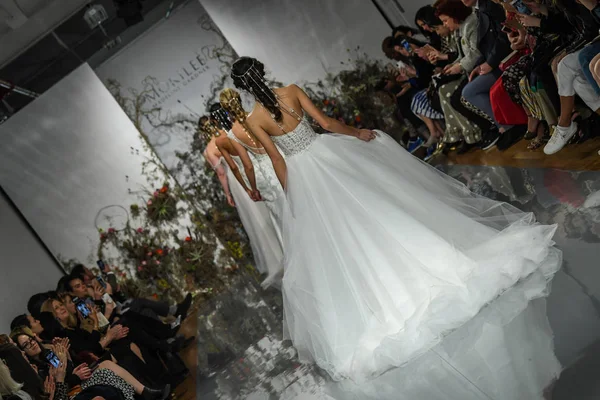 New York, Ny - 11 Nisan: Modeller New York Moda Haftası Madeline Gardner Bahar 2020 gelinlik defile morilee sırasında pist finali yürümek: Gelinlik Nisan'da 11, 2019 Nyc.