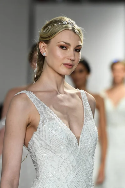 New York April Models Laufen Beim Morilee Madeline Gardner Bridal — Stockfoto