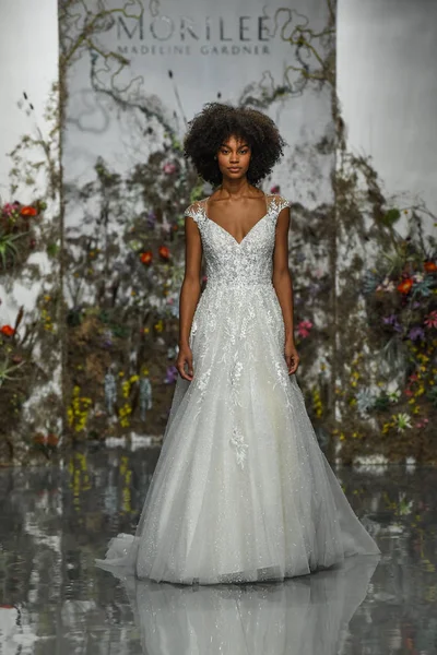 New York, Ny - 11 Nisan: New York Moda Haftası'nda Madeline Gardner İlkbahar 2020 gelinlik defilesi tarafından Morilee sırasında bir model pist yürüyor: Gelinlik Nisan'da 11, 2019 Nyc.