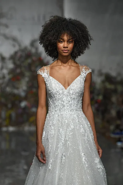 New York, Ny - 11 Nisan: New York Moda Haftası'nda Madeline Gardner İlkbahar 2020 gelinlik defilesi tarafından Morilee sırasında bir model pist yürüyor: Gelinlik Nisan'da 11, 2019 Nyc.