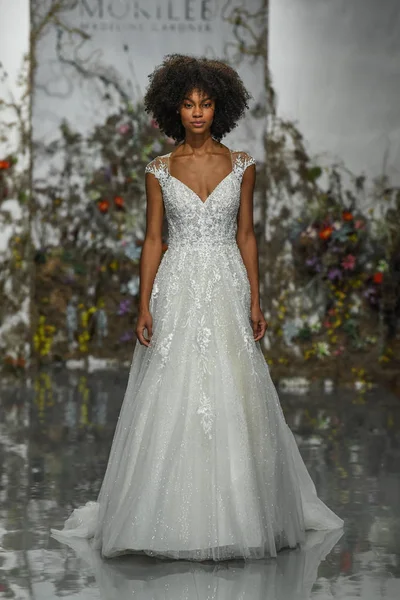 New York, Ny - 11 Nisan: New York Moda Haftası'nda Madeline Gardner İlkbahar 2020 gelinlik defilesi tarafından Morilee sırasında bir model pist yürüyor: Gelinlik Nisan'da 11, 2019 Nyc.