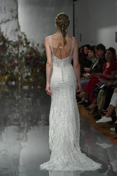 New York, Ny - 11 Nisan: New York Moda Haftası'nda Madeline Gardner İlkbahar 2020 gelinlik defilesi tarafından Morilee sırasında bir model pist yürüyor: Gelinlik Nisan'da 11, 2019 Nyc.