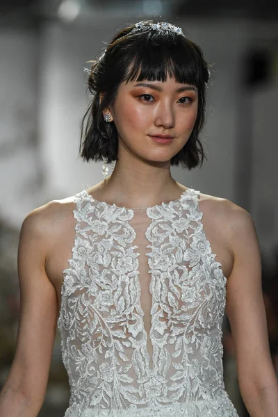 4月11日 一个模特走在莫里利期间由马德琳 加德纳2020年春季婚礼时装秀在纽约时装周 新娘于2019年4月11日在纽约 — 图库照片