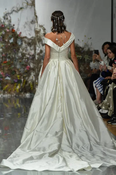 New York, Ny - 11 Nisan: New York Moda Haftası'nda Madeline Gardner İlkbahar 2020 gelinlik defilesi tarafından Morilee sırasında bir model pist yürüyor: Gelinlik Nisan'da 11, 2019 Nyc.