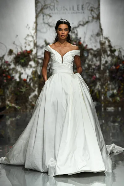 4月11日 一个模特走在莫里利期间由马德琳 加德纳2020年春季婚礼时装秀在纽约时装周 新娘于2019年4月11日在纽约 — 图库照片