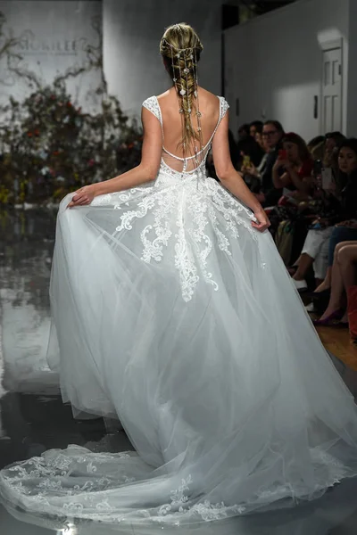 New York, Ny - 11 Nisan: New York Moda Haftası'nda Madeline Gardner İlkbahar 2020 gelinlik defilesi tarafından Morilee sırasında bir model pist yürüyor: Gelinlik Nisan'da 11, 2019 Nyc.