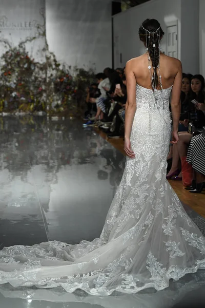 New York, Ny - 11 Nisan: New York Moda Haftası'nda Madeline Gardner İlkbahar 2020 gelinlik defilesi tarafından Morilee sırasında bir model pist yürüyor: Gelinlik Nisan'da 11, 2019 Nyc.