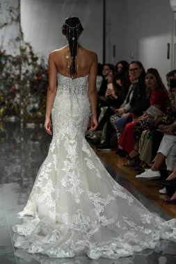 New York, Ny - 11 Nisan: New York Moda Haftası'nda Madeline Gardner İlkbahar 2020 gelinlik defilesi tarafından Morilee sırasında bir model pist yürüyor: Gelinlik Nisan'da 11, 2019 Nyc.