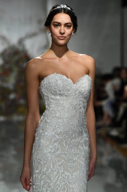 New York, Ny - 11 Nisan: New York Moda Haftası'nda Madeline Gardner İlkbahar 2020 gelinlik defilesi tarafından Morilee sırasında bir model pist yürüyor: Gelinlik Nisan'da 11, 2019 Nyc.