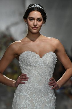 New York, Ny - 11 Nisan: New York Moda Haftası'nda Madeline Gardner İlkbahar 2020 gelinlik defilesi tarafından Morilee sırasında bir model pist yürüyor: Gelinlik Nisan'da 11, 2019 Nyc.