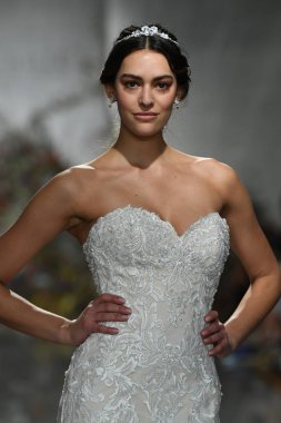 New York, Ny - 11 Nisan: New York Moda Haftası'nda Madeline Gardner İlkbahar 2020 gelinlik defilesi tarafından Morilee sırasında bir model pist yürüyor: Gelinlik Nisan'da 11, 2019 Nyc.