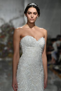 New York, Ny - 11 Nisan: New York Moda Haftası'nda Madeline Gardner İlkbahar 2020 gelinlik defilesi tarafından Morilee sırasında bir model pist yürüyor: Gelinlik Nisan'da 11, 2019 Nyc.