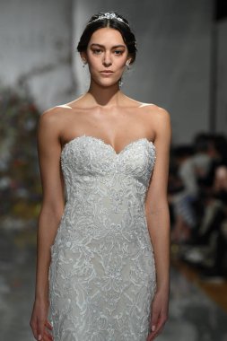 New York, Ny - 11 Nisan: New York Moda Haftası'nda Madeline Gardner İlkbahar 2020 gelinlik defilesi tarafından Morilee sırasında bir model pist yürüyor: Gelinlik Nisan'da 11, 2019 Nyc.