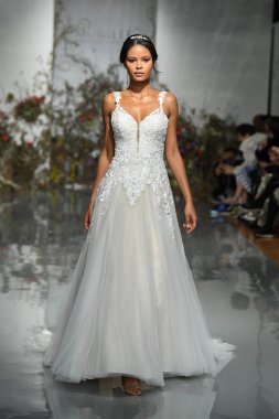 New York, Ny - 11 Nisan: New York Moda Haftası'nda Madeline Gardner İlkbahar 2020 gelinlik defilesi tarafından Morilee sırasında bir model pist yürüyor: Gelinlik Nisan'da 11, 2019 Nyc.