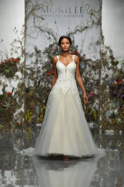 New York, Ny - 11 Nisan: New York Moda Haftası'nda Madeline Gardner İlkbahar 2020 gelinlik defilesi tarafından Morilee sırasında bir model pist yürüyor: Gelinlik Nisan'da 11, 2019 Nyc.