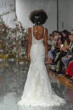 New York, Ny - 11 Nisan: New York Moda Haftası'nda Madeline Gardner İlkbahar 2020 gelinlik defilesi tarafından Morilee sırasında bir model pist yürüyor: Gelinlik Nisan'da 11, 2019 Nyc.