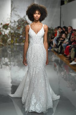 New York, Ny - 11 Nisan: New York Moda Haftası'nda Madeline Gardner İlkbahar 2020 gelinlik defilesi tarafından Morilee sırasında bir model pist yürüyor: Gelinlik Nisan'da 11, 2019 Nyc.