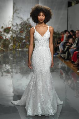 New York, Ny - 11 Nisan: New York Moda Haftası'nda Madeline Gardner İlkbahar 2020 gelinlik defilesi tarafından Morilee sırasında bir model pist yürüyor: Gelinlik Nisan'da 11, 2019 Nyc.