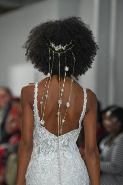 New York, Ny - 11 Nisan: New York Moda Haftası'nda Madeline Gardner İlkbahar 2020 gelinlik defilesi tarafından Morilee sırasında bir model pist yürüyor: Gelinlik Nisan'da 11, 2019 Nyc.