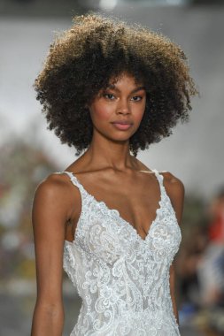 New York, Ny - 11 Nisan: New York Moda Haftası'nda Madeline Gardner İlkbahar 2020 gelinlik defilesi tarafından Morilee sırasında bir model pist yürüyor: Gelinlik Nisan'da 11, 2019 Nyc.